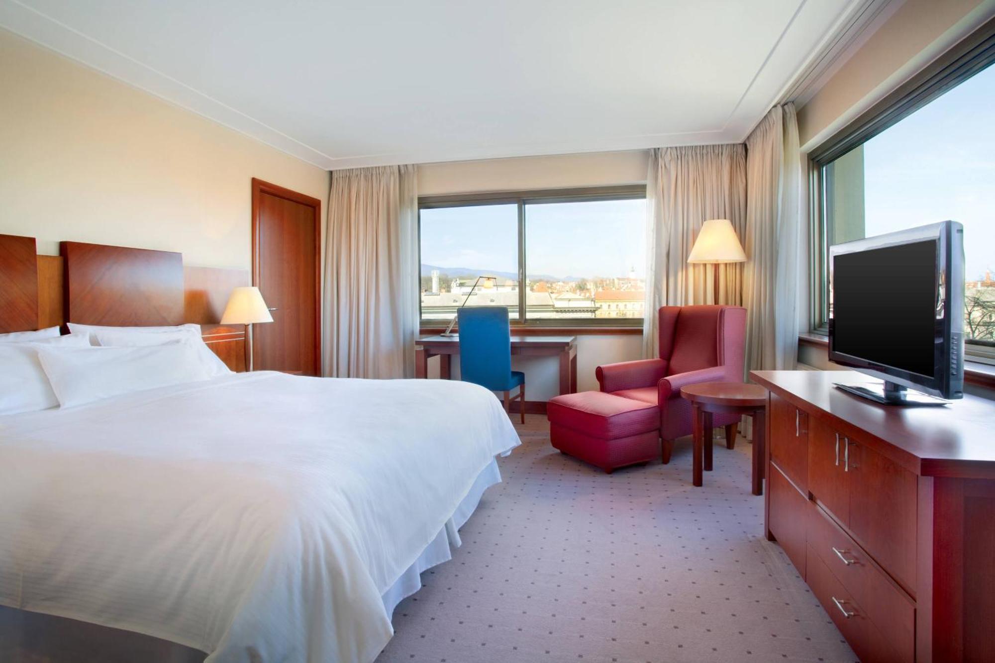 The Westin Zagreb Hotel Exterior photo A guest room at the Sheraton Lisboa Hotel
